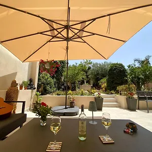 Maltese Garden Couette-café